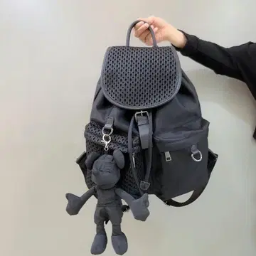 메쉬 디자인 블랙 백팩