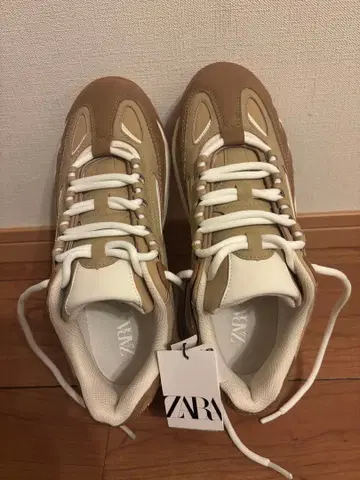 ZARA 베이지 화이트 스니커즈