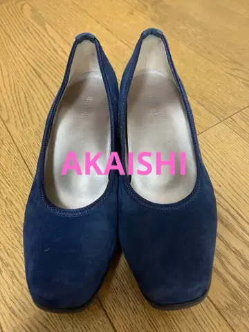 AKAISHI 네이비 스웨이드 낮은 힐 펌프스