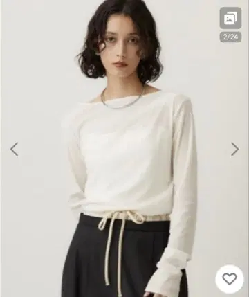 화이트 오프숄더 긴팔 상의