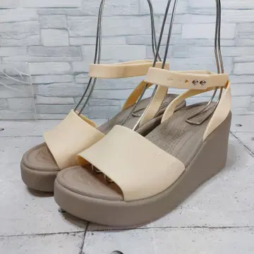 새상품급 Crocs 브루클린 앵클 스트랩 웨지