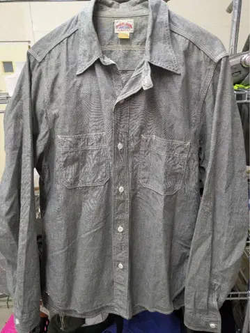 그레이 긴팔 셔츠 포켓 부착