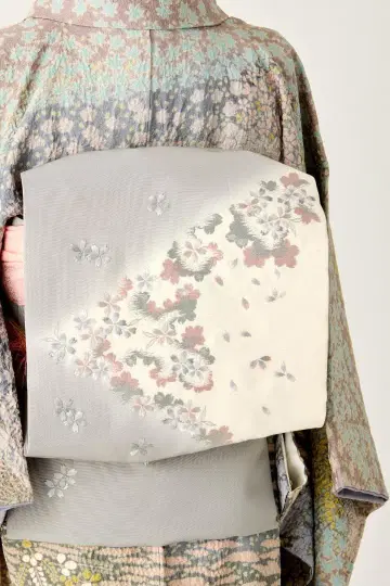 연한 그레이에 벚꽃 자수 나고야 오비