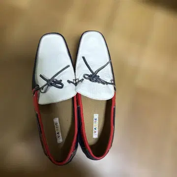 [새상품급] VAGIIE SPORT 트리코롤 가죽 모카신 26.5cm