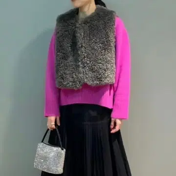 HYKE 하이크 FAUX SHEARLING CROPPED VEST