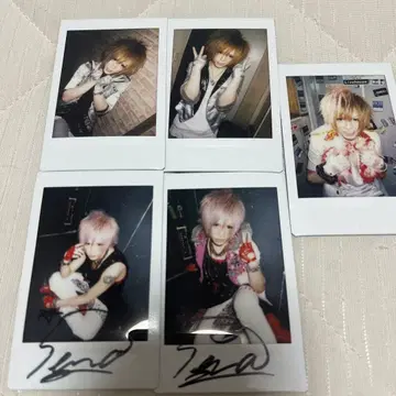 the Raid. 별 일곱 폴라로이드