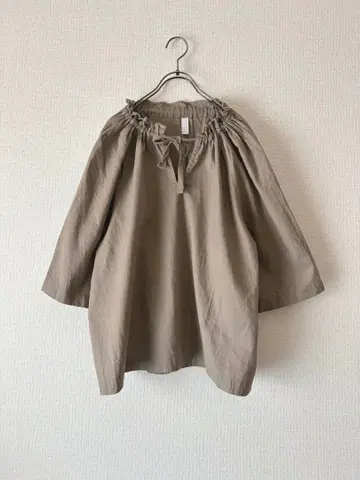 NATURAL LAUNDRY 코튼 린넨 개더 블라우스