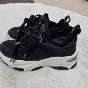 DIANA 블랙 스니커즈