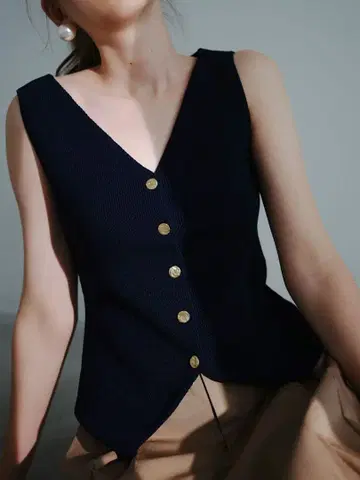 [새상품] Aimeine 버튼 디자인 니트 베스트