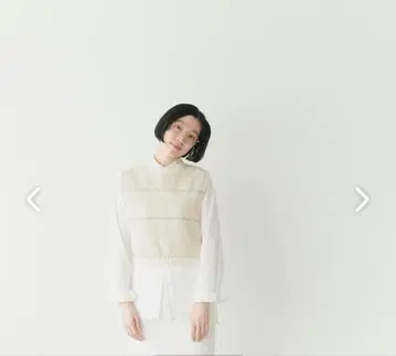 평소 코디에 겹쳐 입는 재미를 더하는 코튼 릴리얀 니트 베스트 아이보리