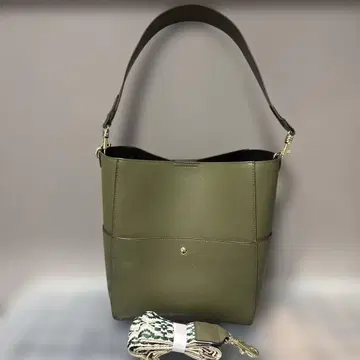 올리브색 숄더백