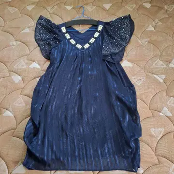 네이비 비쥬 장식 플레어 슬리브 드레스