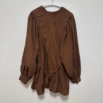 치코 무지 튜닉 스탠드 카라 볼륨 슬리브 프리 브라운