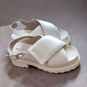 DIANA 크로스 스트랩 통굽 샌들 화이트