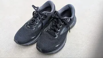 Brooks 블랙 스니커즈