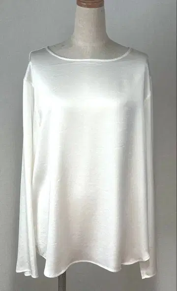 [드라이 완료] Drawing Numbers 새틴 보트 블라우스 화이트