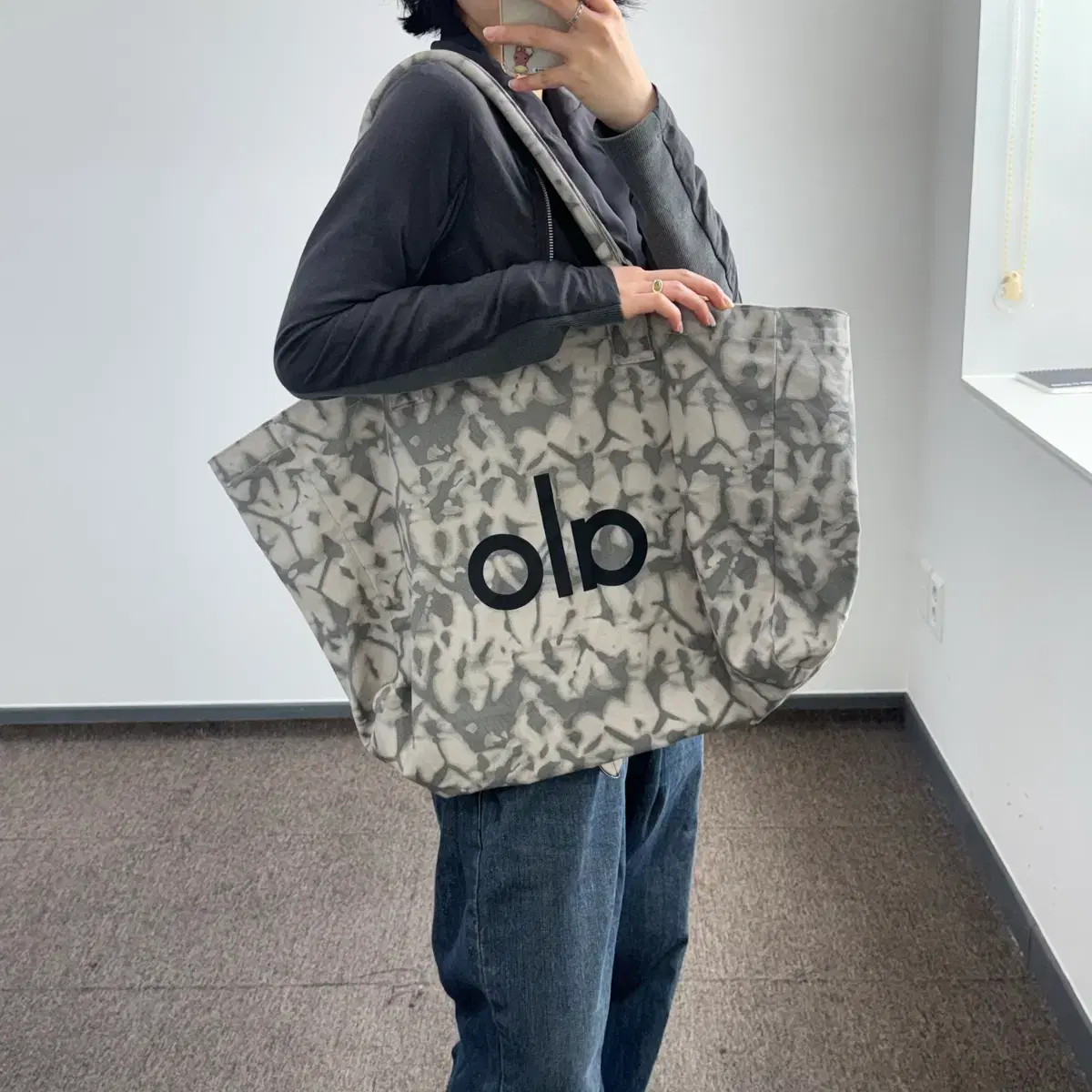 Alo Yoga Bag on Bunjang Global Site.
