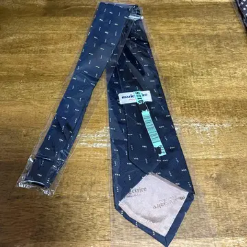 마리끌레르 네이비 넥타이 기하학 패턴