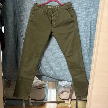DENHAM 슬림핏 치노 팬츠 올리브