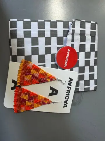 AAFRICAA 비즈 삼각형 귀걸이