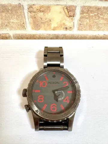 새상품급 NIXON 쿼츠 손목시계 블랙/레드