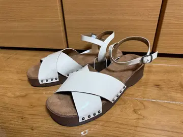 [ 새상품 ] ZARA 뉴트럴 에나멜 크로그 샌들 24.3cm