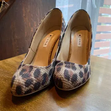 24.5 DIANA 다이애나 10cm 와이드 힐 레오파드 펌프스 박스형