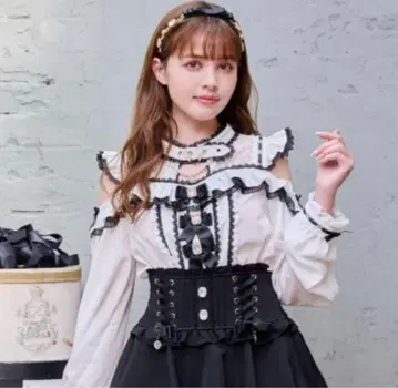 3개 리본 프론트 초커 블라우스 LIZLISA 3연 리본 블랙 화이트