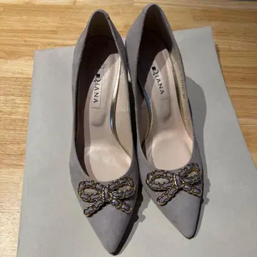 [새상품급] DIANA 그레이 스웨이드 리본 모티브 하이힐 펌프스