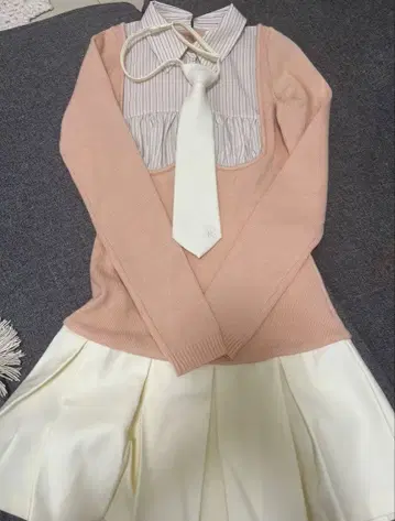 Darich 핑크 스웨터 화이트 스커트 넥타이 포함