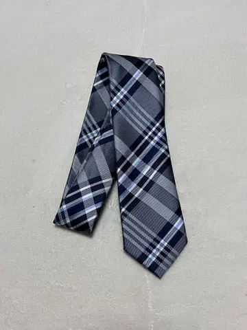 체크 무늬 넥타이 그레이 계열