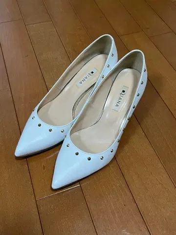 [ DIANA ] 스틸레토 천연 가죽 펌프스 스터드 화이트 25