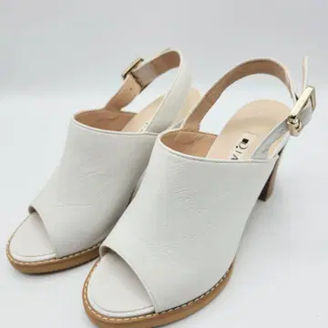 [컨디션 최상] DIANA 샌들 화이트 청키힐
