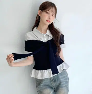 bymuni:r 스트라이프 리본 레이어드 프릴 블라우스 NAVY 네이비