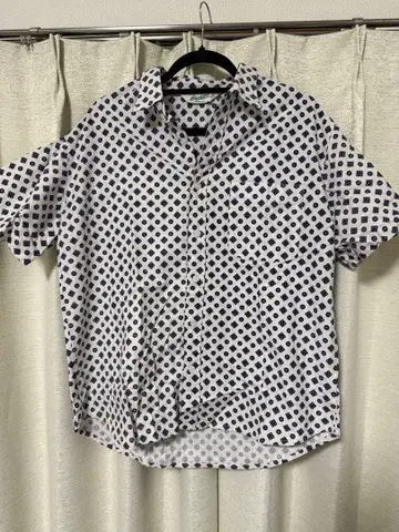 Backers 반팔 셔츠 화이트 바탕 네이비 원단 패턴