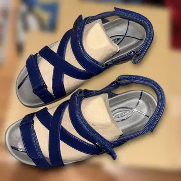 네이비 합성 피혁 스트랩 샌들 MBT 샌들