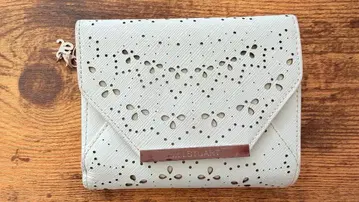 질스튜어트 이단 접이식 지갑 화이트 펀칭 가죽