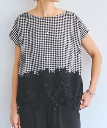 새상품급 BEARDSLEY 밑단 레이스 프렌치 티셔츠 깅엄 블랙