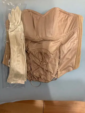 브라이덜 이너 베이지, 새틴 장갑 포함