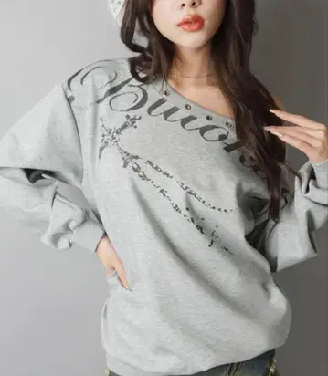 SPINNS 오프숄더 트레이닝복