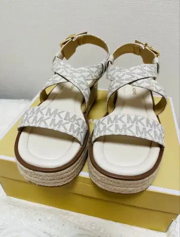 미사용 새상품 Michael Kors 크로스 스트랩 샌들