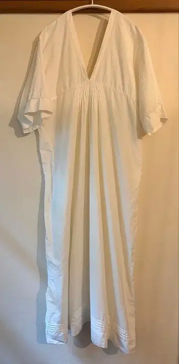 아츠앤사이언스 린넨 오프화이트 V넥 드레스