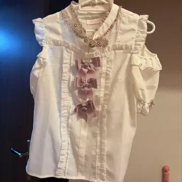 LIZLISA 리본 장식 오프숄더 화이트 블라우스