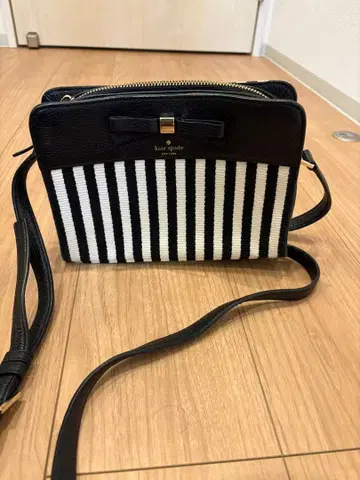kate spade 블랙 앤 화이트 스트라이프 숄더백