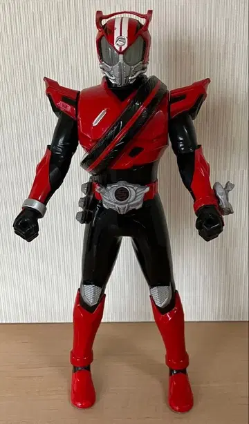 가면라이더 빨강과 검정 피규어 AAA 건전지 3개 포함