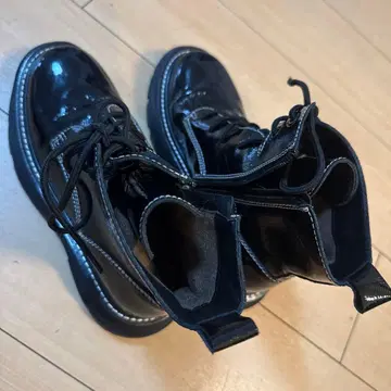 블랙 레이스업 숏부츠 사이드 지퍼 통굽 에나멜풍