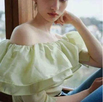 aimeine 페탈 프릴 오프숄더 블라우스