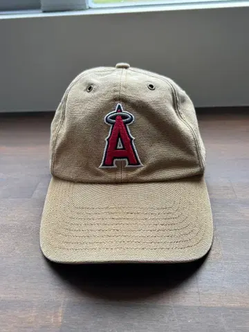 47 칼하트 베이지 로고 자수 캡