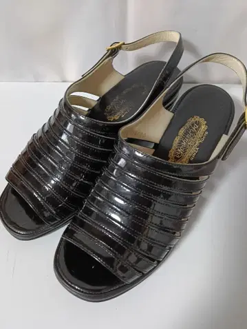 긴자 요시노야 에나멜 스트랩 샌들 블랙