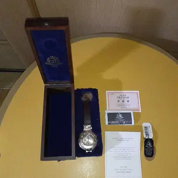 디즈니 미키&미니 탄생 70주년 기념 3000개 한정판 회중시계